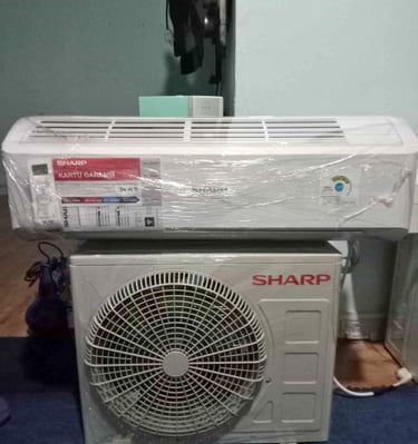 AC bekas SHARP tampak bersih dan terbungkus plastik di Rahma Tia Aircond Geblagan Tamantirto