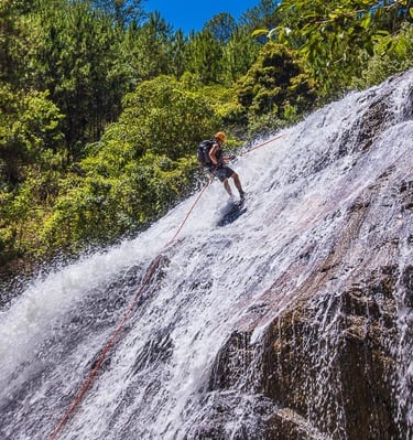 canyoning à Da Lat. Descente en rappel dans une chute