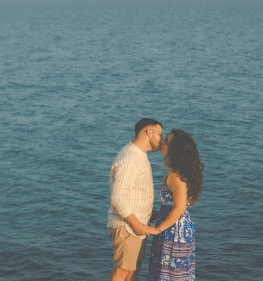 fidanzati si baciano al mare