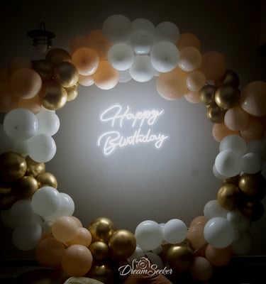 un photobooth d'anniversaire avec une enseigne au néon qui dit joyeux anniversaire