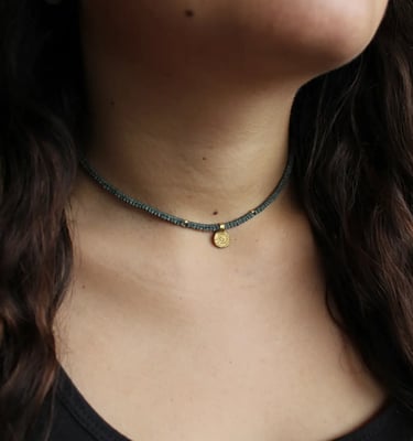 Grüner Makramee-Choker mit kleinem goldenen Anhänger