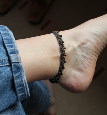 Grünes Makramee-Fußkettchen mit kleinen goldenen Perlen