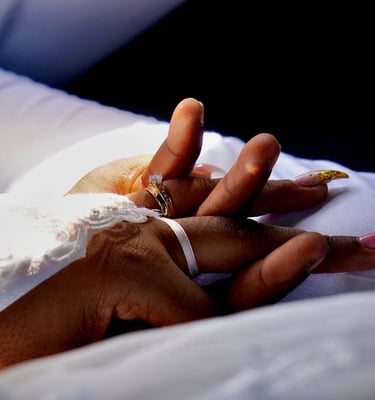 la main d'une femme tenant son mari