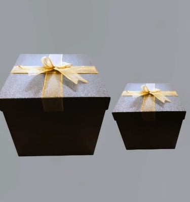 set de cajas para regalo elegante color plomo con moño dorado