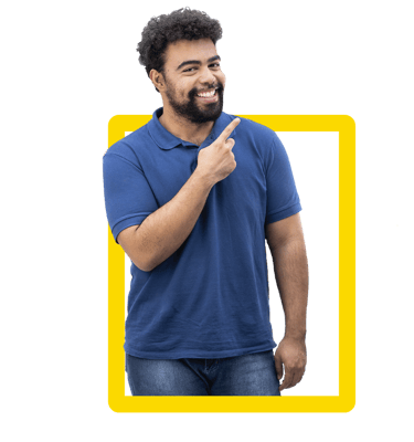homem com camisa azul apontando o indicador direito sobre o ombro esquerdo