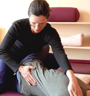 Massage Thai, posture yoga torsion latérale du dos
