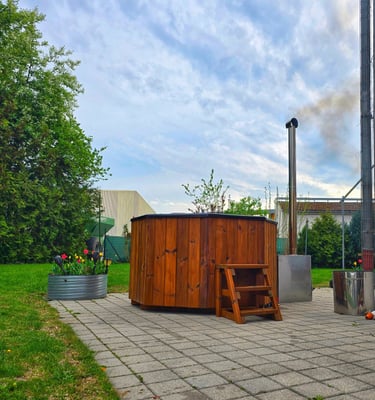 Der Hot Tub kann einfach vom Anhänger runter genommen werden um ihn direkt im Garten zu betreiben