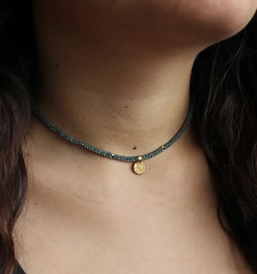 Grüner Makramee-Choker mit kleinem goldenen Anhänger