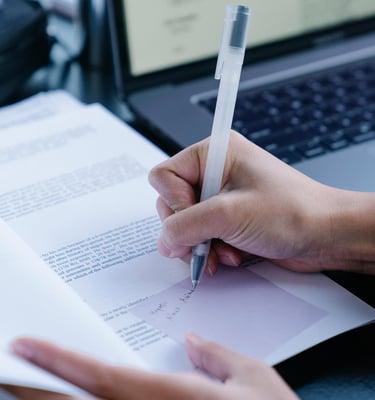 Écriture et corrections de texte sur du papier