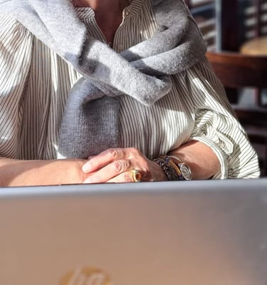 Mireille Bordet face à son ordinateur