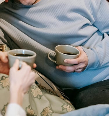 Échange entre deux personnes autour d'un café