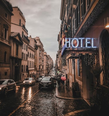 Ícone representando hospedagem em hotéis e acomodações durante a viagem.