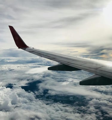 Ilustração de avião no céu representando serviços de viagens aéreas