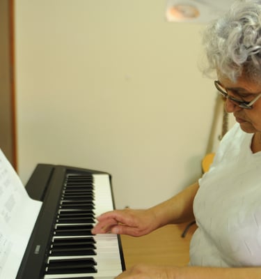 aluna estudando piano em arapongas pr, na escola toque talento