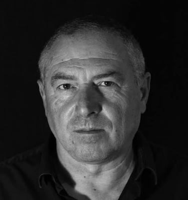 Pascal SERRANO est le Créateur de l'IPE PNL Humaniste. Il enseigne la PNL et est titulaire du CEP