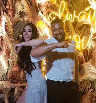 Tatuajes en vivo para bodas, cumpleaños y eventos – tatuador invitados haciendo diseños reales 