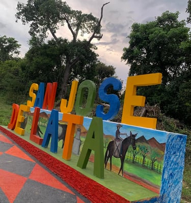 El letrero de bienvenida a San José de Lata es más que un aviso: es un símbolo vibrante del orgullo 