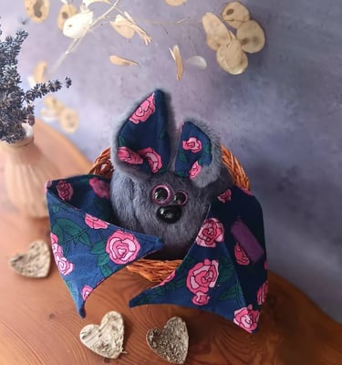 Peluche artisanale en tissu cousue main, création originale et compagnon de douceur Atelier Nequidia
