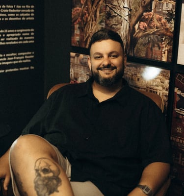 pedro oliveira fotografia: homem sentado sorrindo de pernas cruzadas