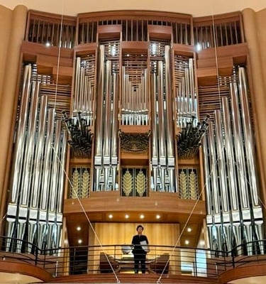 Front view of Klais organ, Esplanade Theatres on the Bay (SG)