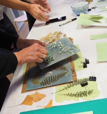 moment magique lors de l'atelier d'initiation au cyanotype dispensé par Atie Lazuli à Grenoble