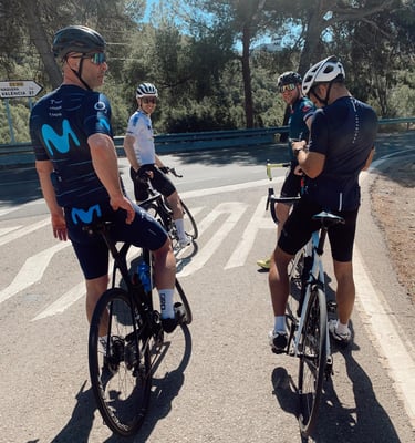 Grupo de amigos haciendo ciclismo