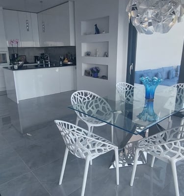 Villa Fay dining room and open kitchen with a glass table and chairs