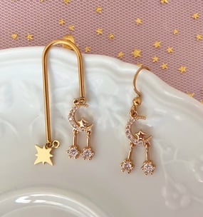 boucles d'oreilles asymétriques avec lunes et étoiles en strass