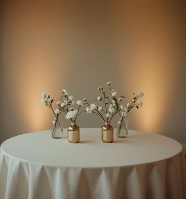 Table décorée avec éléments minimalistes et fleurs naturelles.