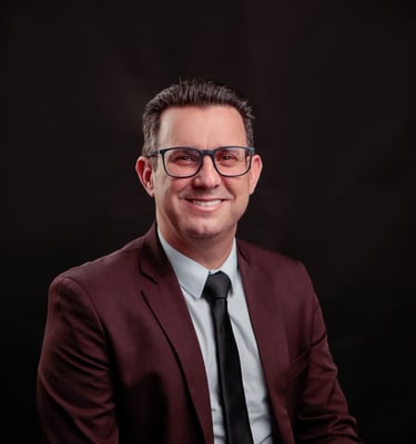 um homem de terno e gravata sorrindo