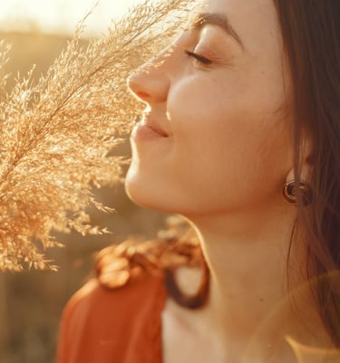 femme qui est apaisée qui respire et sourit