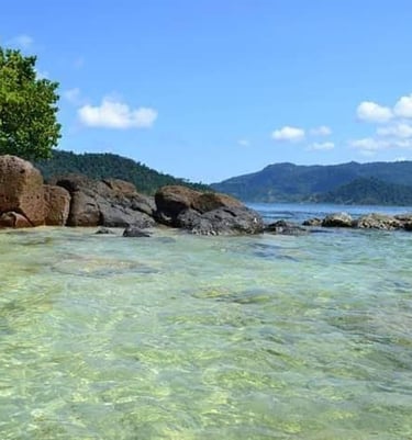 Jernih nya Air Laut dalam Kawasan teluk mandeh Pesisir Selatan, Sumatera Barat