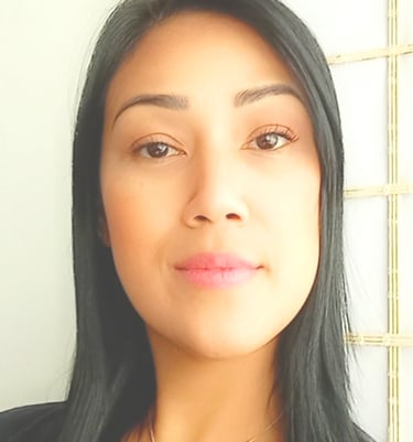 Retrato de uma mulher em estilo selfie, da cabeça aos ombros, em formato retrato três por quatro.