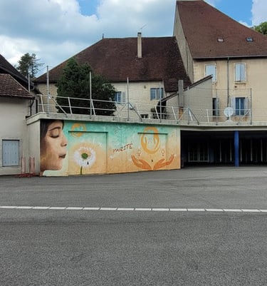 Fresque participative sur le mur d'une cour de collège