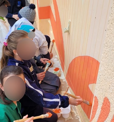 Des élèves peignent une fresque sur un mur d'école à Orgelet, 39 Jura