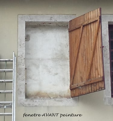 Fenêtre murée d'une façade avec un volet.