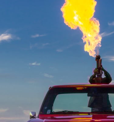 Lance-flamme dans un Pick-up rouge Chevrolet C10 dans un champ