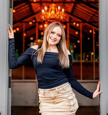 Lititz PA Senior pictures at Historic Shady Lane by a Lancaster PA senior picture photographer