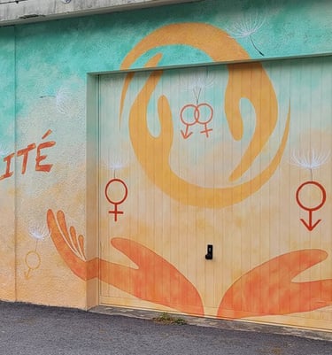 Eléments d'une fresque peinte sur une façade, des symboles et des mains colorés