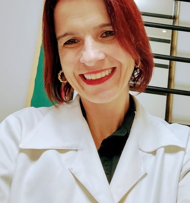 Retrato de uma mulher em estilo selfie, da cabeça ao busto, em formato retrato três por quatro.
