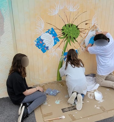 Des collégiens participent à la réalisation d'une fresque extérieure à Orgelet, Jura