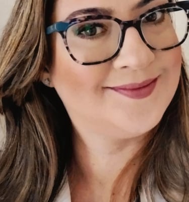 Retrato de uma mulher em estilo selfie, da cabeça ao busto, em formato retrato três por quatro.