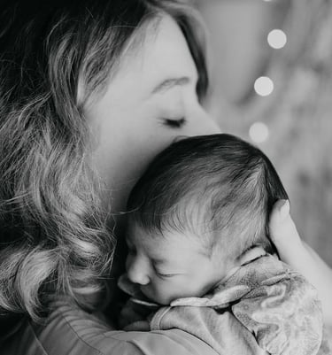 Câlin tendre entre maman et bébé – photo naissance en noir et blanc Gard