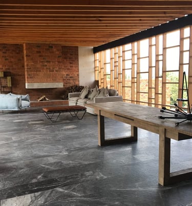Mármol Santo Tomás instalado en una casa estilo industrial