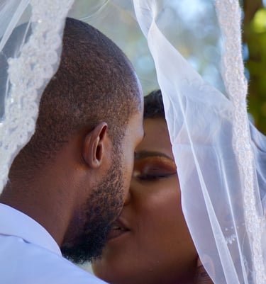 un homme et une femme s'embrassant lors d'une cérémonie de mariage