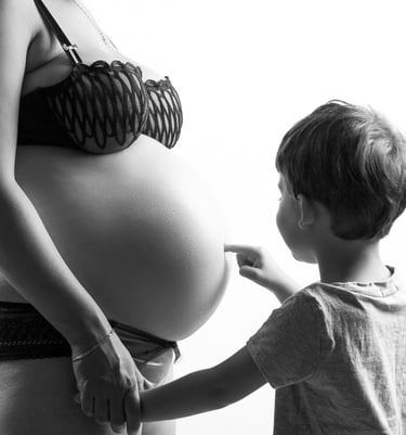 photographie de grossesse en noir et blanc