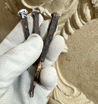 Stucwerk schade door handgesmede spijkers die roesten.