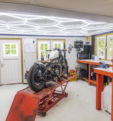Op dreef motoren te zonnemaire, zeeland, de werkplek van Sjoerd, de eigenaar van de motorgarage