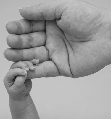 baby-hand-holding-her-mother