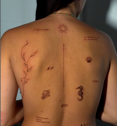 Tatuaje en estilo fine line con flores, animales y mariposas en la espalda – Dasa Ink Barcelona